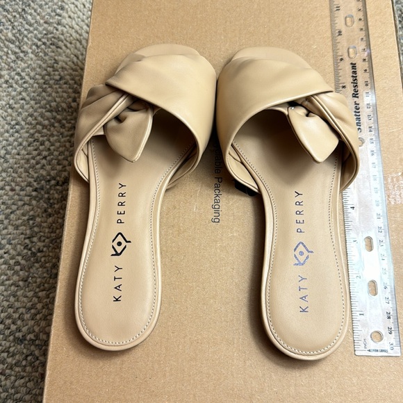 NWOT • Katy Perry • Women's The Halie Bow Sandal Flat • Biscotti • Size 6.5 • 😍 - Picture 4 of 14
